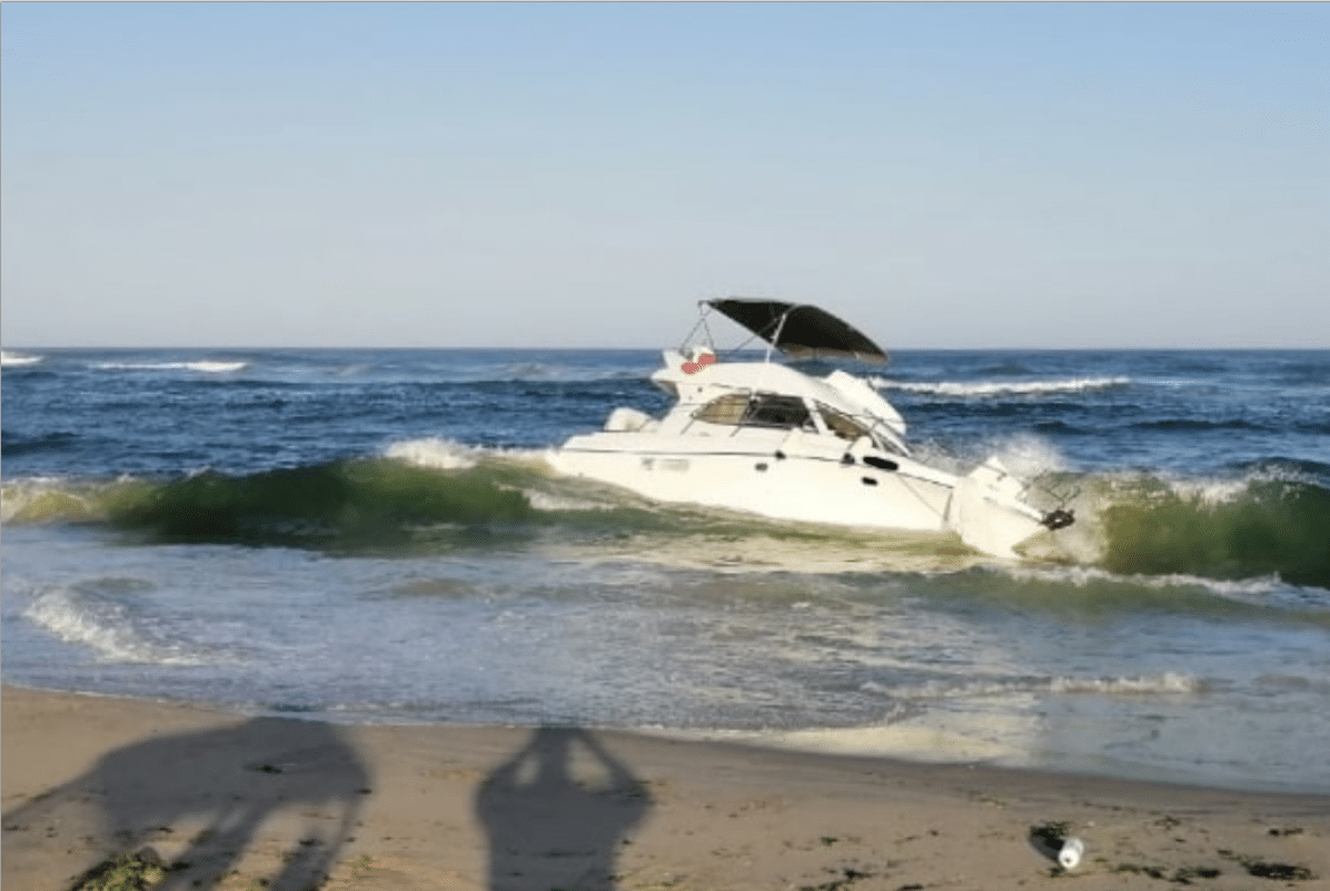 Barco naufragado no Algarve