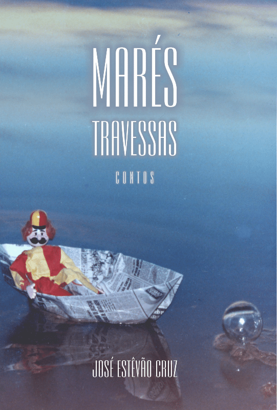 Capa de livro "Marés Travessas" com boneco e barco de papel.