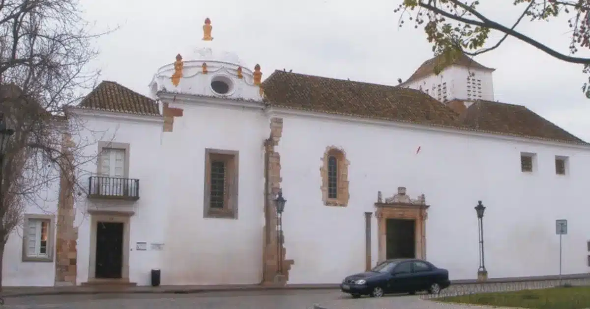 Igreja histórica branca, arquitetura tradicional portuguesa.
