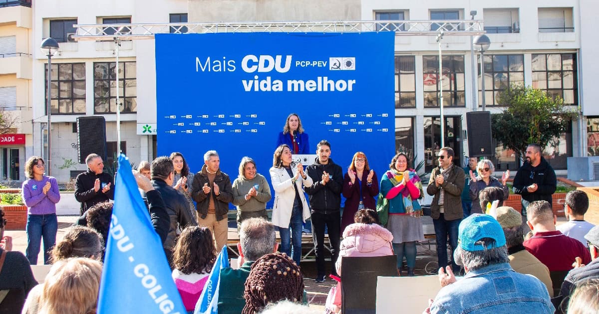 Comício político CDU ao ar livre em Portugal.