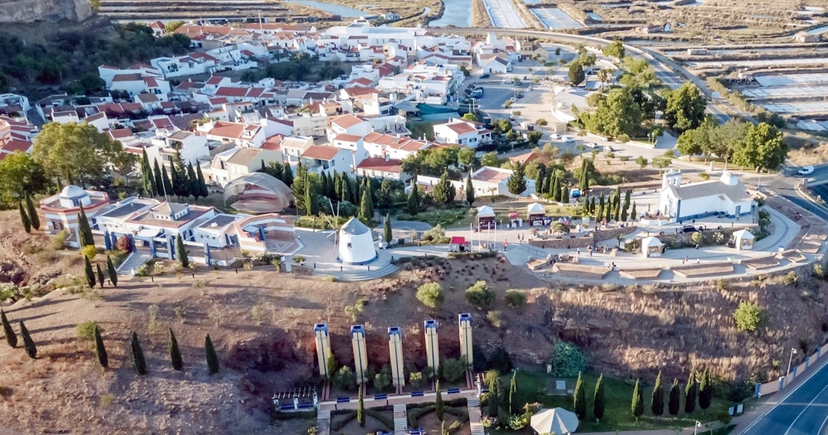 Vista aérea de vila típica portuguesa ao entardecer.
