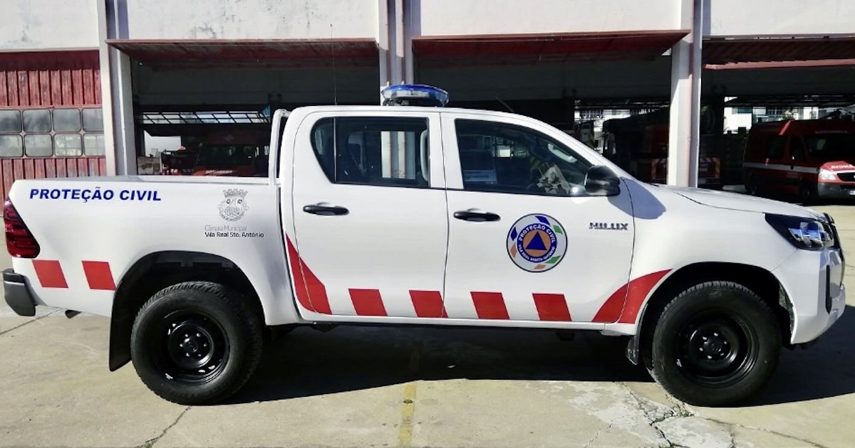 Veículo de Proteção Civil estacionado em Portugal.