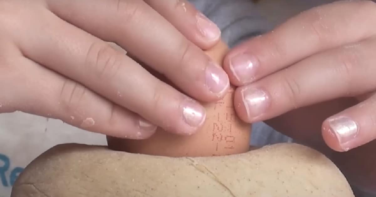 Mãos aplicando esmalte em unhas.