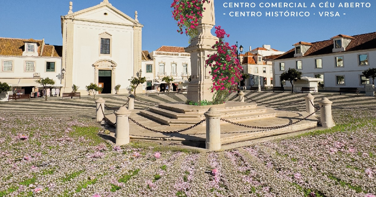 Praça histórica com flores em Vila Real de Santo António.